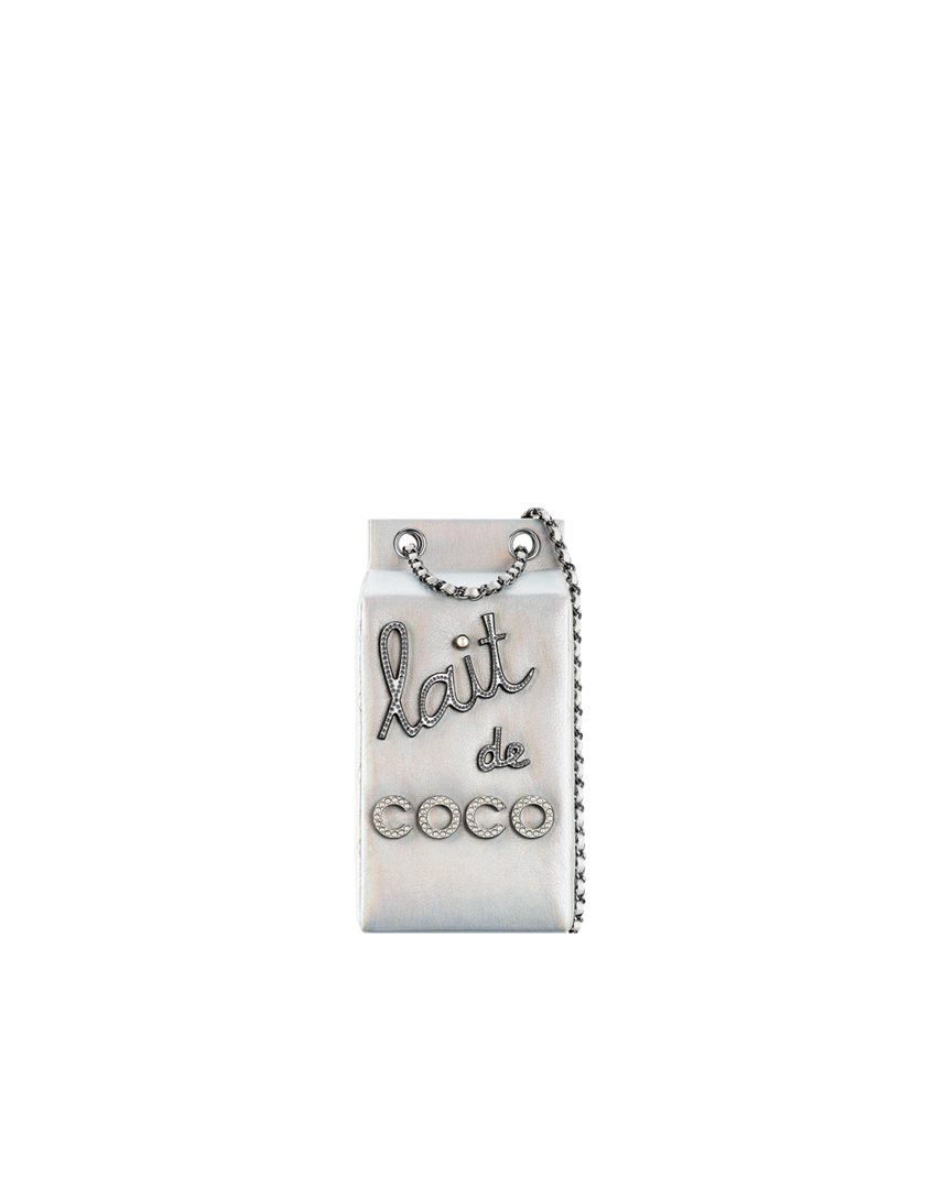 Borsa Chanel a forma di cartone del latte in pelle metallizzata argento con scritta in strass Lait de coco
